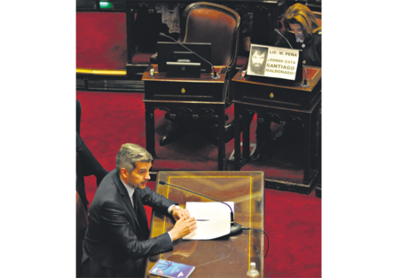 Peña fue recibido en el Senado con carteles sobre Maldonado por los legisladores del kirchnerismo.