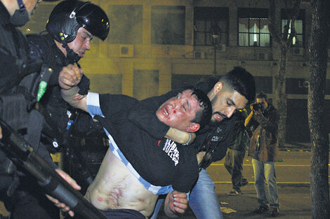 La represión comenzó por la noche, cuando la mayoría de los manifestantes ya se había desconcentrado. (Fuente: Leandro Teysseire)