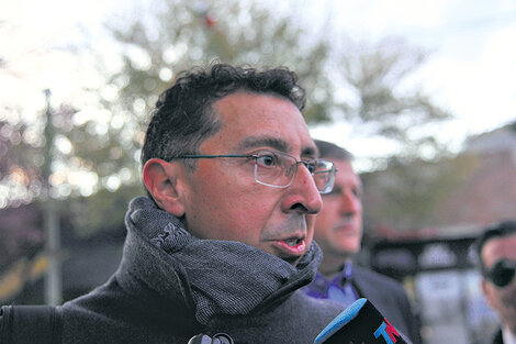 El juez Gustavo Lleral habló con la prensa en la puerta de los Tribunales de Esquel. (Fuente: Télam)