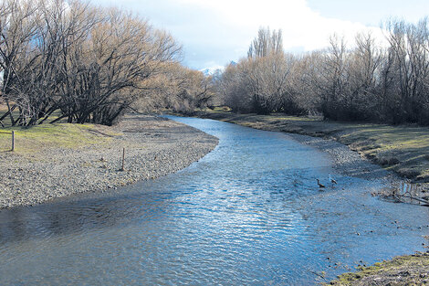 El río Chubut en la estancia Leleque, desde donde comenzó el rastrillaje ordenado por el juez Guido Otranto. (Fuente: Télam)