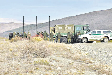 Un Unimog flanqueado por una hilera de gendarmes el 1 de agosto en el límite de la Pu Lof. Ailinco Pilquiman vio dos de esos camiones dentro.