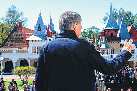 Mauricio Macri saludando al público en la República de los Niños. (Fuente: DyN)