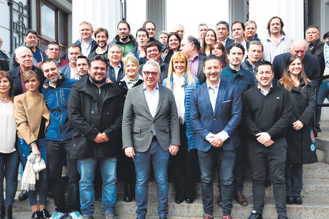 Intendentes, legisladores y dirigentes del peronismo congregados por el homenaje a Cafiero.