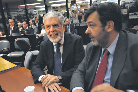 Julio De Vido durante la audiencia, junto a Maximiliano Rusconi, uno de sus abogados.