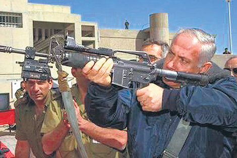 Netanhayu prueba una de las armas que Israel ofrece a la Argentina. (Fuente: Fuerzas de Defensa de Israel)