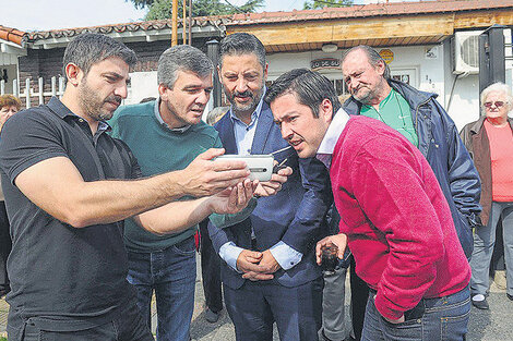 Juan Zabaleta (segundo desde la izquierda) ayer junto a los kirchneristas Menéndez (Merlo) y Nardini (Malvinas). (Fuente: Télam)