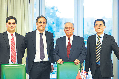 Juan Martín Bulgheroni, Marcos Bulgheroni, Alejandro P. Bulgheroni y el representante de Cnooc en Bridas, Yongjie Liu.