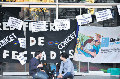 Los científicos mantienen la protesta y el ministro Barañao insiste en no dialogar.