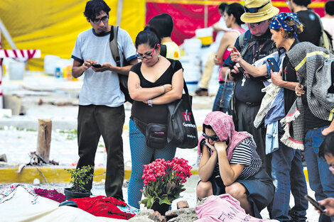 Entre los escombros, los homenajes a las víctimas del terremoto. (Fuente: AFP)