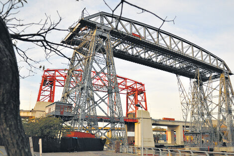 El Transbordador de La Boca y, detrás, el Puente Avellaneda, construido a su imagen y semejanza. (Fuente: Sandra Cartasso)