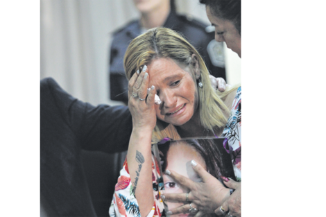 Carola Labrador, abrazada a la foto de su hija. (Fuente: DyN)