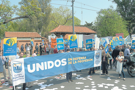 La protesta se concentró sobre Libertador, donde está el destacamento policial.