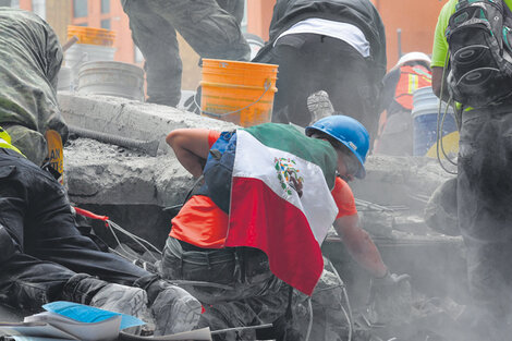 En los rescates no hay gritos ni confusión, sino una suerte de orden espontáneo.