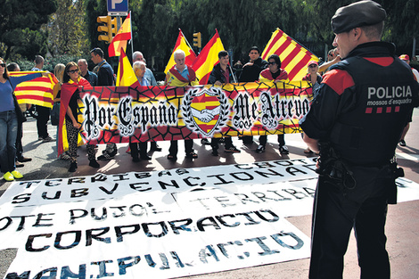 La policía catalana advirtió ayer de posibles consecuencias de seguridad ciudadana el domingo electoral. (Fuente: AFP)