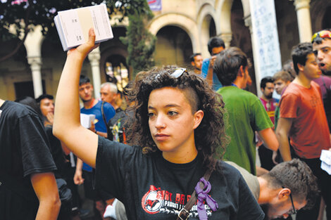 Voluntarios independentistas repartían papeletas ayer, a una semana de la celebración del referéndum. (Fuente: AFP)