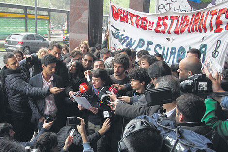 Los estudiantes leyeron un comunicado durante la conferencia de prensa.