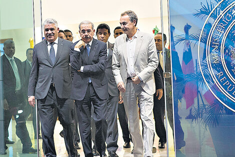 Medina (centro), su canciller Vargas (izq.) y Zapatero (der.) en Santo Domingo. (Fuente: EFE)