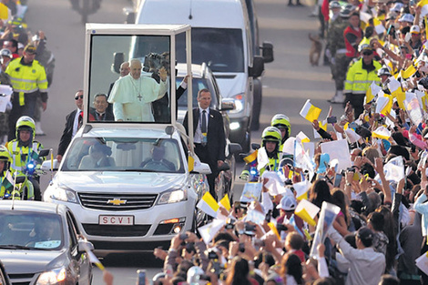 Francisco en el papamóvil camino a la Nunciatura de Bogotá.