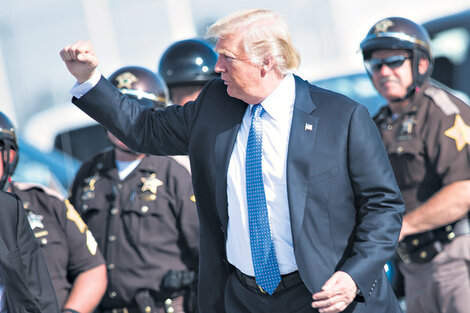 Trump rodeado de policías en Indiana, donde dio un discurso.