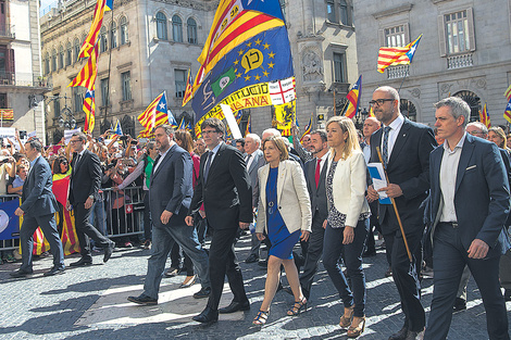 Dirigentes del gobierno catalán encabezan una marcha en favor de los alcaldes independentistas.