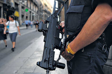 Un Mosso d’Esquadra vigila en una esquina de la ciudad catalana de Barcelona. (Fuente: AFP)