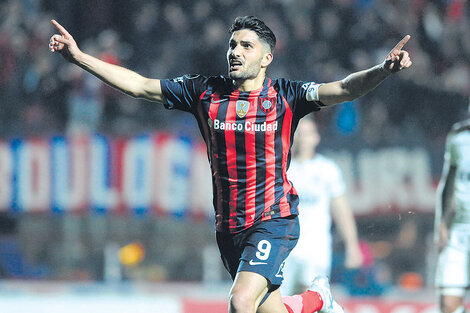 Nicolas Blandi festeja el primero de sus dos goles, convertido en gran forma tras un pase filtrado de Mussis.