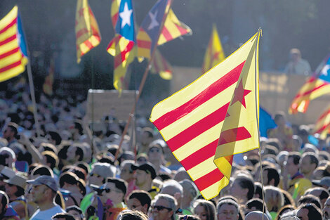 Votantes del SI asistieron al acto de Puigdemont, quien denunció la “querellocracia” del Estado español. (Fuente: EFE)