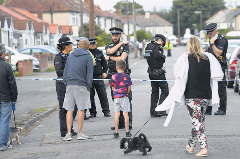 Allanamiento en el pueblo costero de Sunbury on Thames, en el marco de la investigaciòn por el ataque al subte de Londres esta semana.