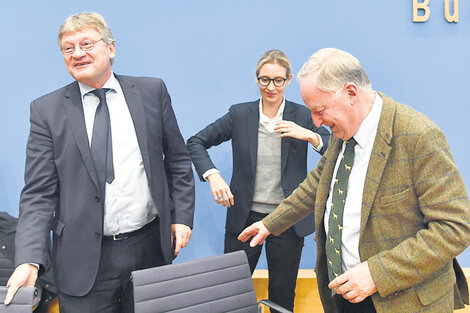 Alexander Gauland (der.), junto a otros miembros de AfD, dijo que su partido se enfrentará a la inmigración. (Fuente: AFP)