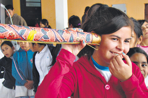 Los chicos y la poesía, una relación que incluye el “susurrador de poemas”, un tubo de cartón para transmitir poemas al oído.