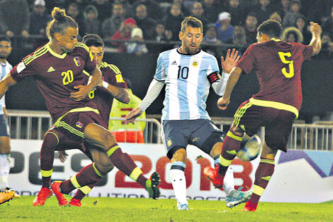 Messi intenta pasar entre Figuera y Fletscher. El capitán fue de lo mejorcito de Argentina.