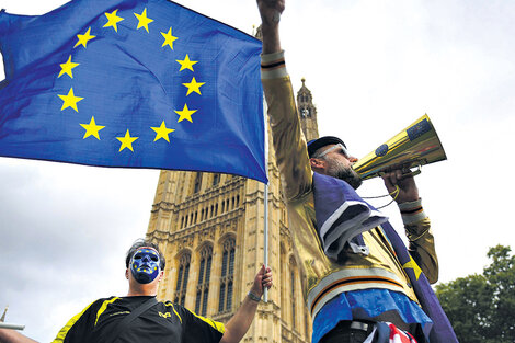 Manifestantes pro-europeos protestan ante el Parlamento británico donde se debate la ley de retirada de la UE. (Fuente: EFE)