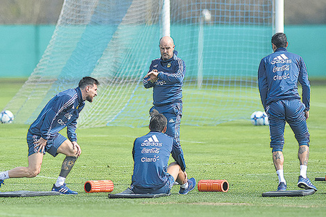 Sampaoli supervisa la práctica. (Fuente: DyN)