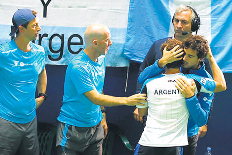 El abrazo entre Guido Pella y Diego Schwartzman luego de que el Peque cayera ante Kukushkin.