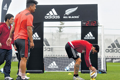 Los All Blacks y los jugadores de River, juntos en el Monumental.