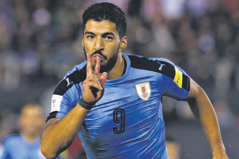 Luis Suárez, que no estaba ciento por ciento físicamente, grita el segundo de Uruguay. (Fuente: EFE)