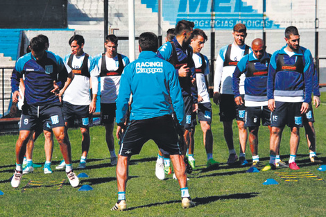 Racing entrenó ayer en el Cilindro, pero Cocca no definió el once titular. Lisandro López no faltará.