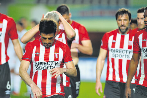 Los jugadores de Estudiantes buscan el refugio del vestuario. (Fuente: Fotobaires)