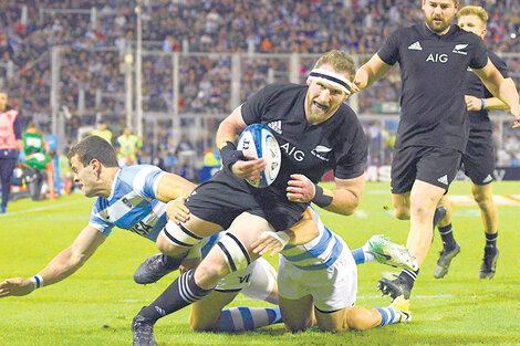 Los Pumas colaboraron con sus repetidos errores al amplio triunfo de los All Blacks.