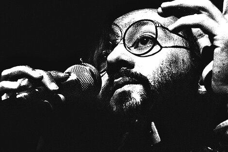 El hombre de canciones con sobretodo