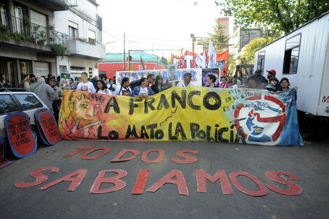 La movilización se inició frente a la comisaría séptima.