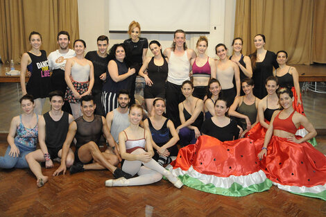 Parados, en el centro, Puello, Baca y Guerra junto a todo el elenco, durante el ensayo general. (Fuente: Alberto Gentilcore)