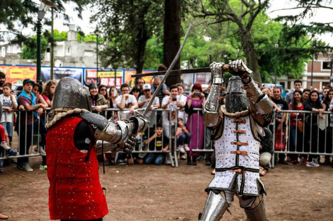 Una postal típica de La Comarca: los combates con armas y trajes medievales. (Fuente: Gentileza Guillermo Turín Bootello)