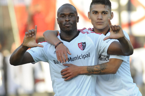 Leal celebra su gol con chico Enzo Cabrera, responsable de la asistencia.