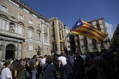 Los catalanes recuperan mañana su autogobierno tras la intervención del gobierno central.