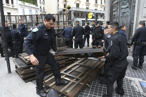 La policía no levantó su marcha