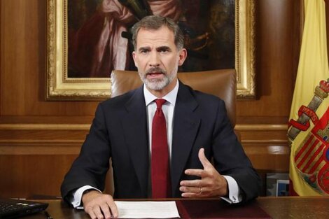 Mientras Rajoy calla, Felipe VI acumula críticas