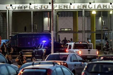 De Vido, sin casco y por las escaleras