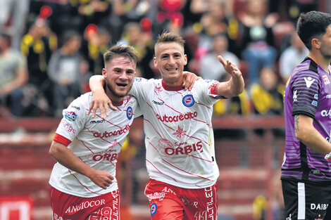 El festejo de los jugadores de Argentinos, tras el gol que sirvió para llevarse el segundo triunfo consecutivo. (Fuente: DyN)