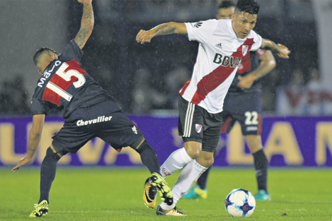 Enzo Pérez engancha en la mitad de la cancha. El volante mendocino fue convocado más tarde para el seleccionado argentino. (Fuente: DyN)